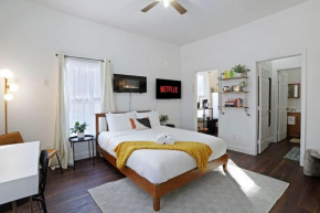 Cozy Upstairs Studio Near Downtown and the River